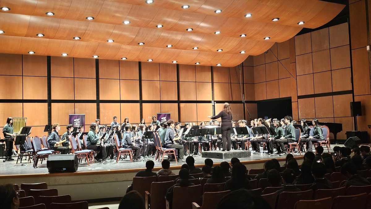 MsFKassar's tweet photo. St. Robert Senior Band and Ms. Beth Facchini at the OBA Festival! 🎶 @StRobertCHS @laurasawicky @YCDSB #GoRamsGo #MusicFestival https://t.co/bl38Q212Ru