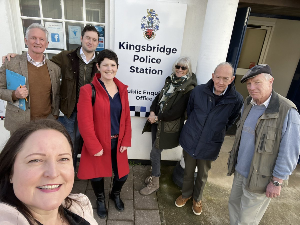 Quick visit to Kingsbridge police enquiry office to say hello to the team who are working at the reopened station. With MP @AnthonyMangnal1 and Cllrs @SamanthaShort88 - open Mon-Sat 10am-3pm #Reconnect #Reopen #Police