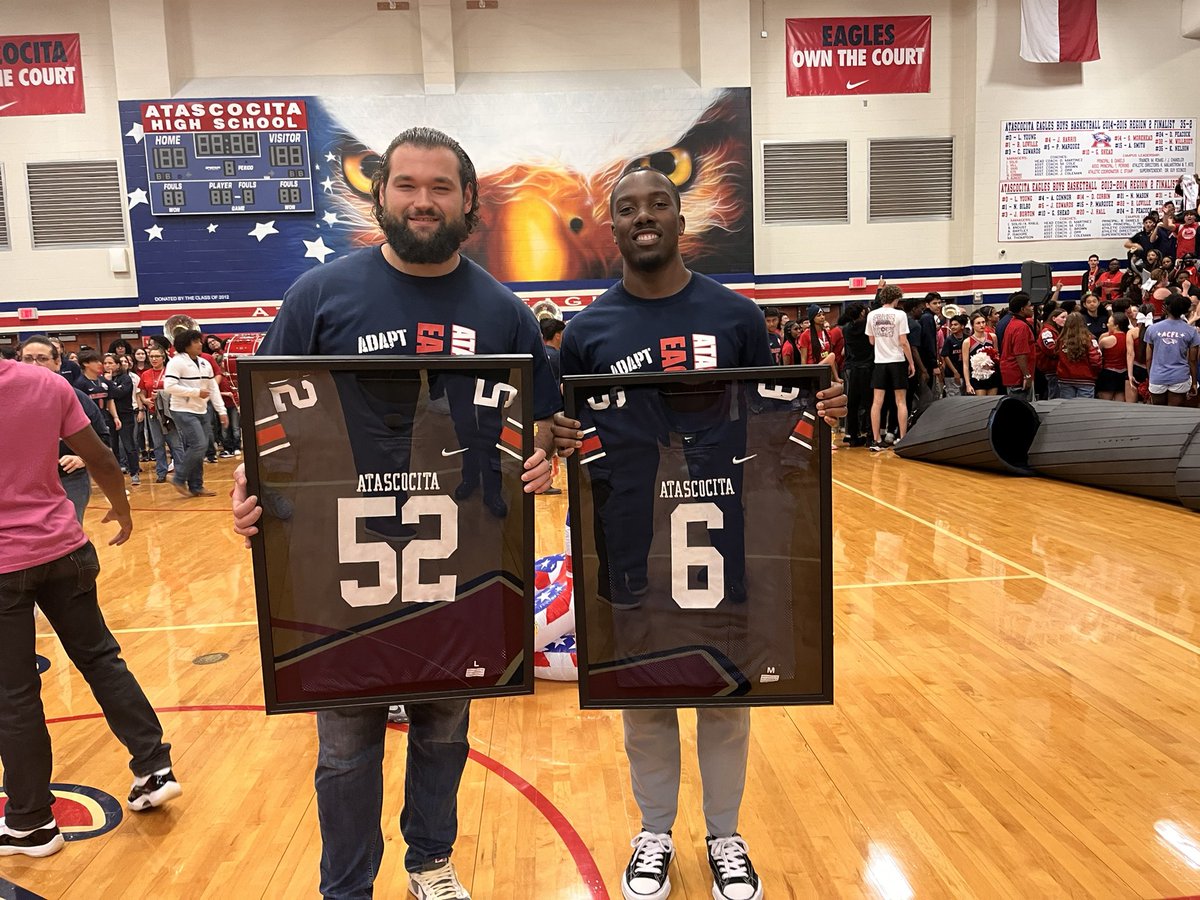 📸: Forever Eagles!! Today @Commanders OL @SamCosmi and @packers RB @PatrickTaylorJr had their high school jerseys retired during a pep rally at @HumbleISD_AHS. #txhsfb