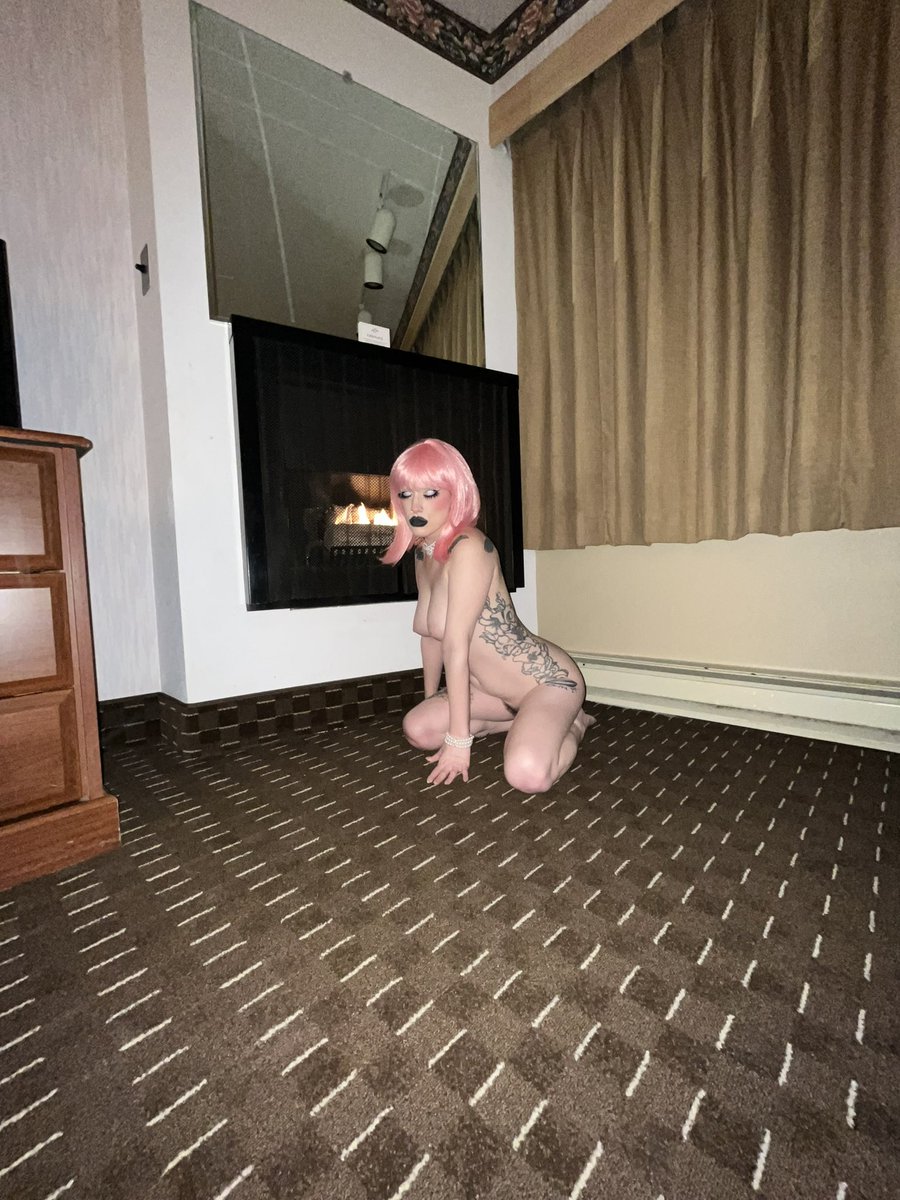 Rosecitymonster's tweet photo. Our room had a fire place https://t.co/TQHO9wlOJw