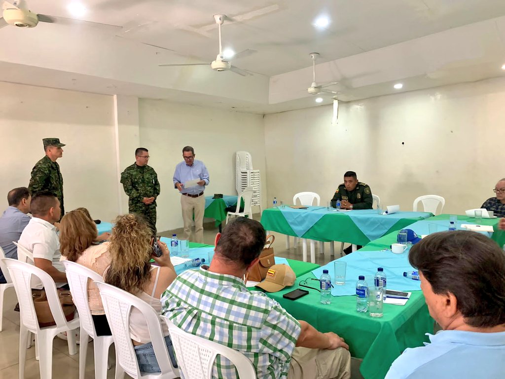 Ejercito_Div5's tweet image. Desde el #Espinal, el Comandante de la #SextaBrigada, se reúne con  el gremio de Ganaderos de esta parte del centro del #Tolima, para crear estrategias que permitan atacar el delito de abigeato y hurto.

#PlanAyacucho