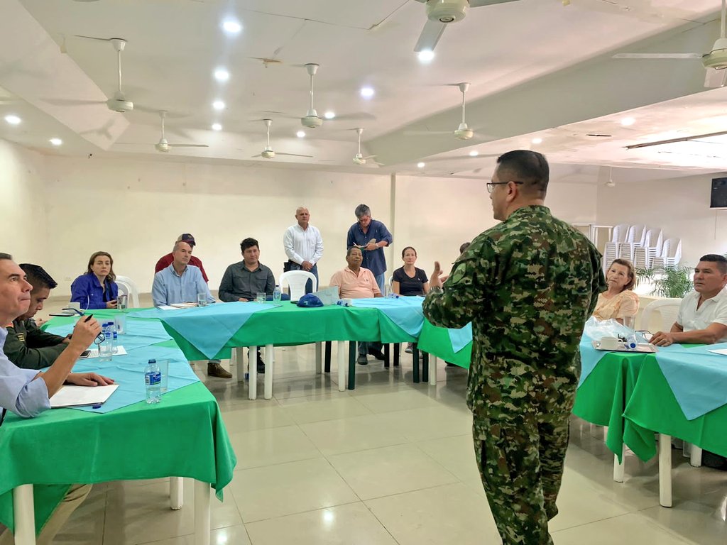 Ejercito_Div5's tweet image. Desde el #Espinal, el Comandante de la #SextaBrigada, se reúne con  el gremio de Ganaderos de esta parte del centro del #Tolima, para crear estrategias que permitan atacar el delito de abigeato y hurto.

#PlanAyacucho