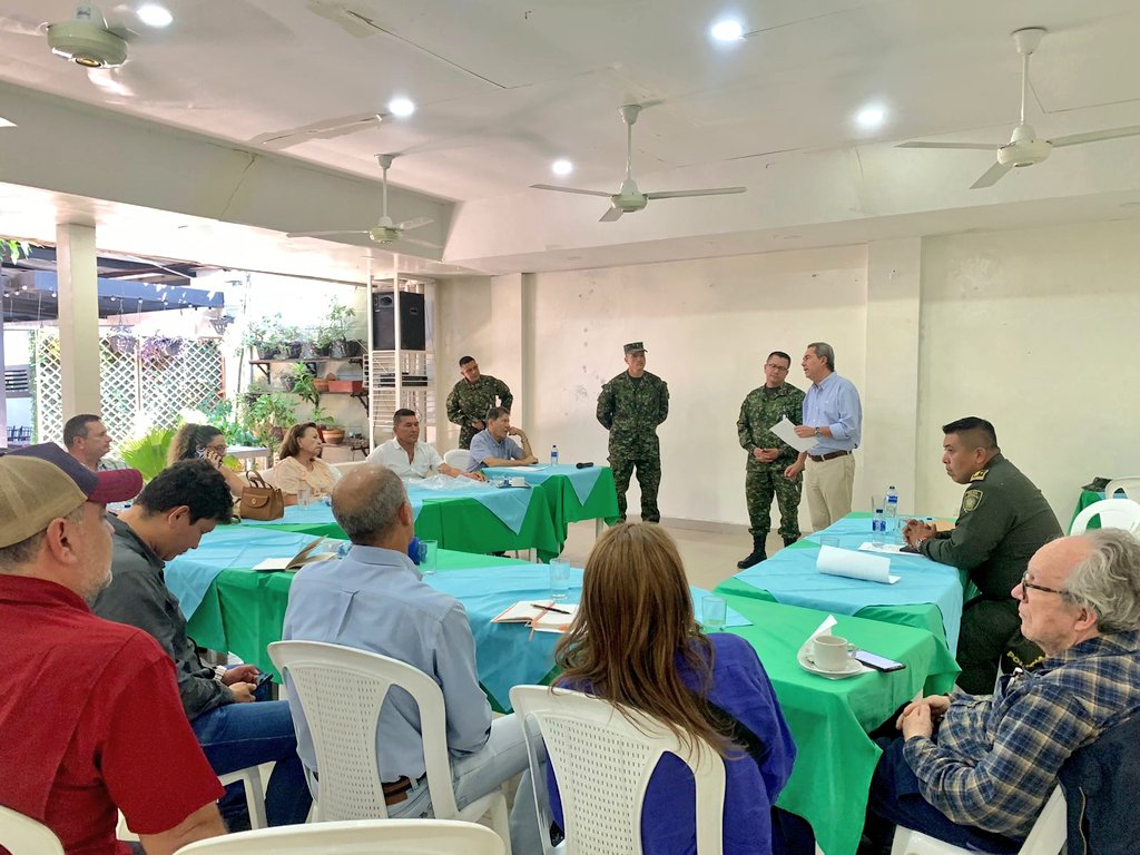 Ejercito_Div5's tweet image. Desde el #Espinal, el Comandante de la #SextaBrigada, se reúne con  el gremio de Ganaderos de esta parte del centro del #Tolima, para crear estrategias que permitan atacar el delito de abigeato y hurto.

#PlanAyacucho