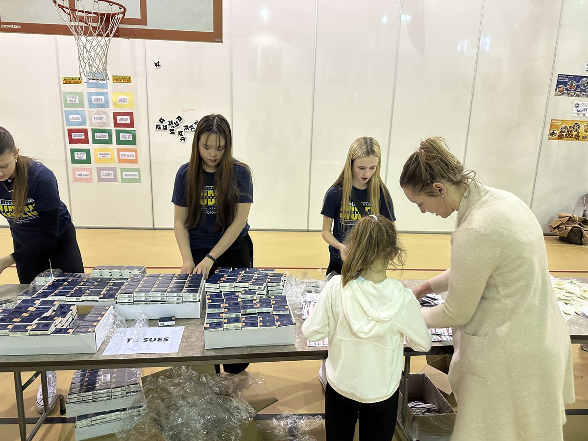 CoyoteRidge_PTO's tweet photo. Our biggest thanks to @legacyhsstugo for helping out at our volunteer event last night! They supported Coyote Ridge students and parents as we stuffed 1000 hygiene kits for the local unhoused population. @LegacyLightning #teamwork #service https://t.co/3yO4uO6LBr
