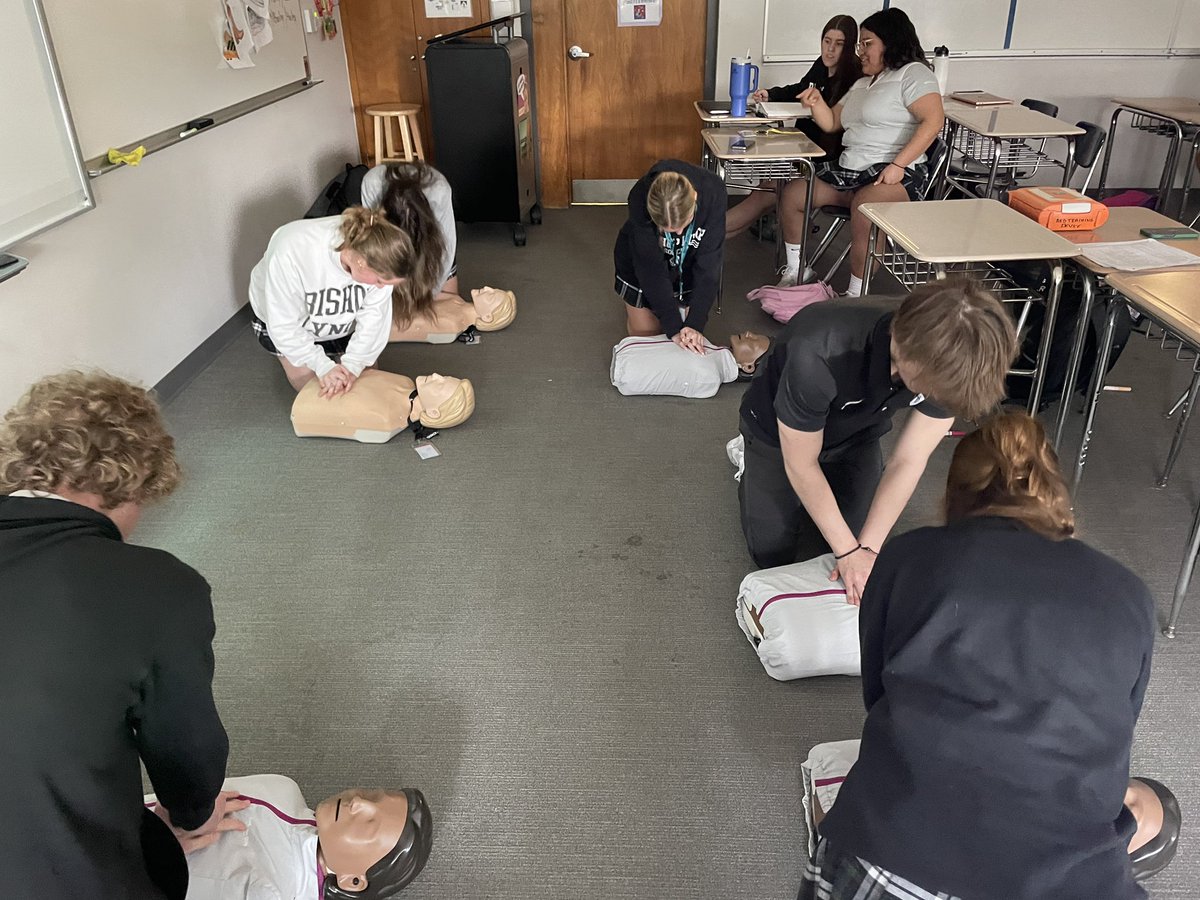 FriarsAT's tweet photo. Ferguson Hallway was rocking today as Sports Medicine got to spend the morning practicing hands only CPR! #HandsOnly #HeartMonth #StayingAlive https://t.co/ru1Iup5dIc
