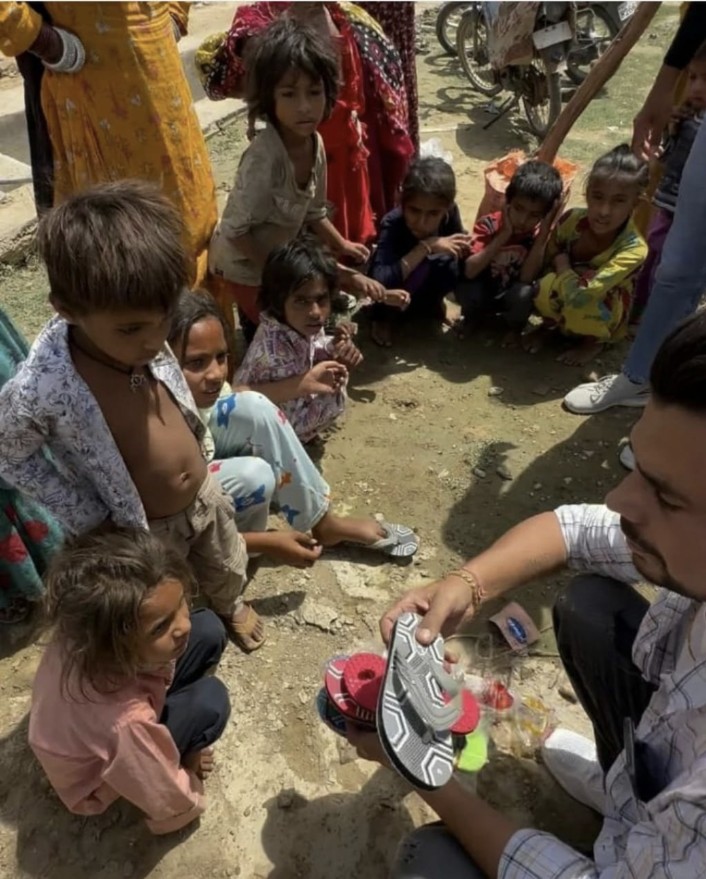 lifesaverdation's tweet photo. Please help these destitute people

#poor #humanity #savelife #lifesaver #LifeSaverFoundation #charity #StreetFighter https://t.co/A5mrX7eF8D