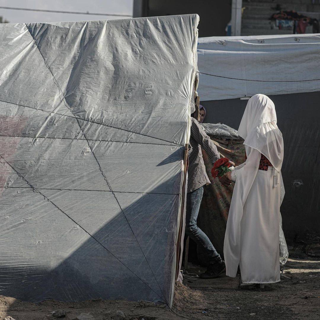 EyeonPalestine's tweet photo. A displaced couple held their wedding in the camp. https://t.co/GzEutcsMsQ