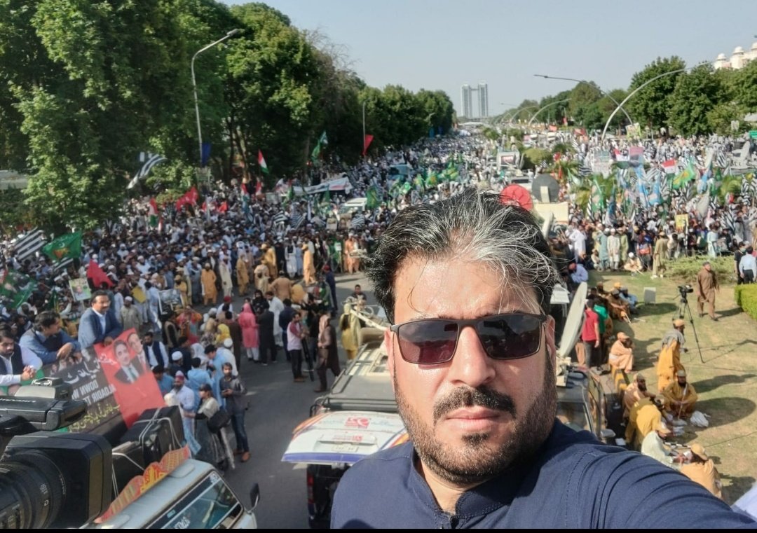 <a href="/JUI_3635/">خادم العلماء</a>
<a href="/_Haroon79/">Haroon Anjum</a>
جب عمر عطا بندیال شہباز شریف کی پی ڈی ایم حکومت کو ایک فیصلہ کے زریعے ختم کرنے جا رہے تھے تو مولانا فضل الرحمان نے سپریم کورٹ کے باہر شاہراہ دستور پر ایک بڑے احتجاج کی کال دی جسمیں ہزاروں افراد نے شرکت کی اور پھر عمر عطا بندیال سپریم کورٹ کے پچھلے گیٹ سے فرار