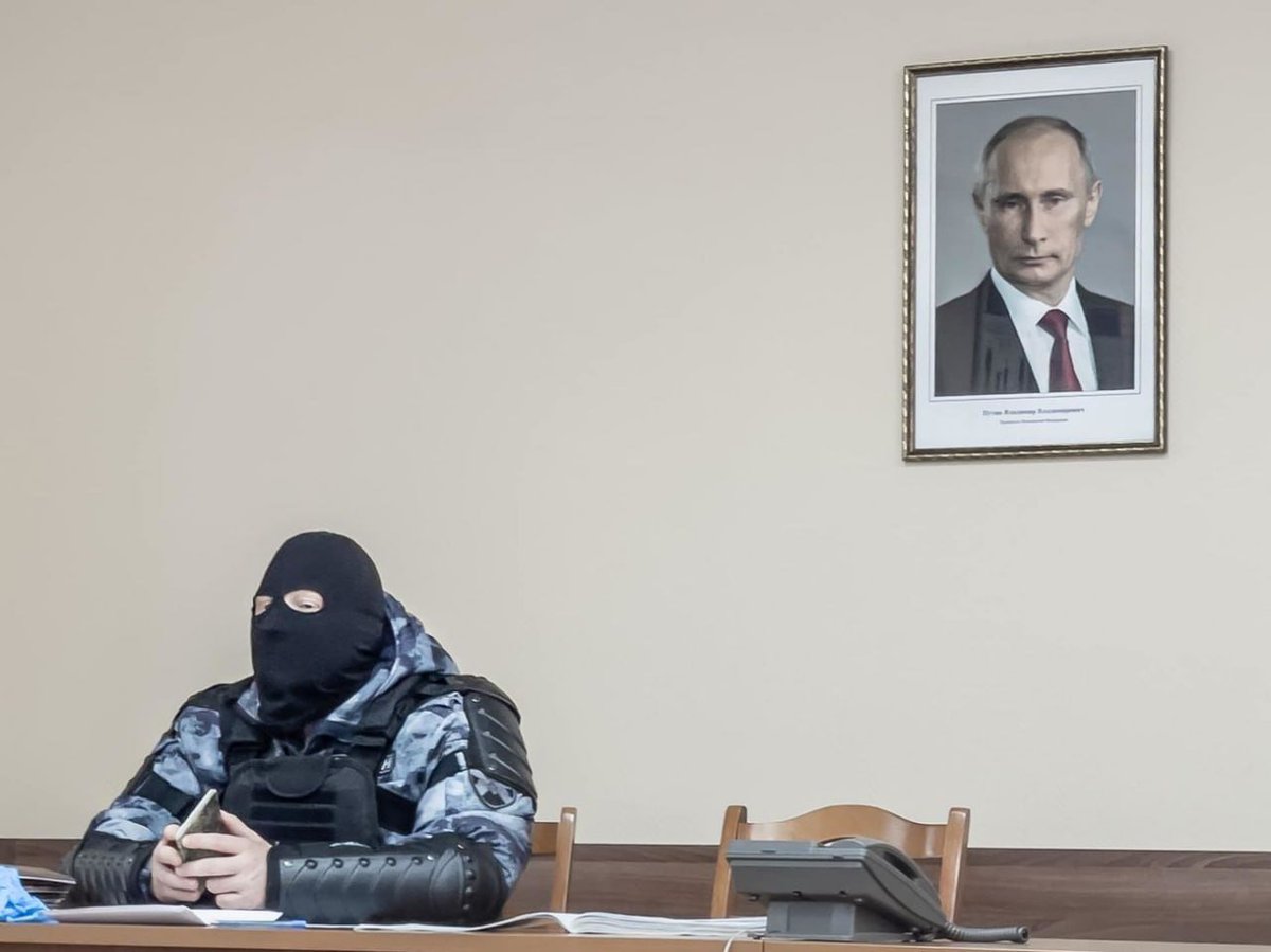 Oh no, Dmitry Markov, one of Russia's best photographers, has reportedly died. Favorite's the wrong word, but this picture of his, from his arrest at a Navalny protest in 2021, captures what's happened to Russia in recent years better than any other t.me/guberniaband/8…