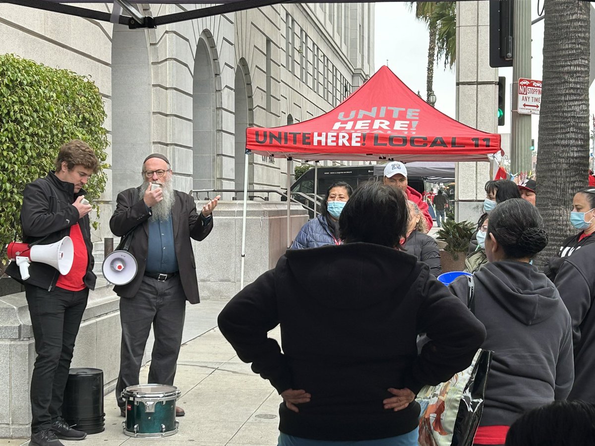 IrMiklat's tweet photo. Standing and praying this morning with Grand Hotel workers. @ClueJustice @UNITEHERE11 https://t.co/07HiRNBb09