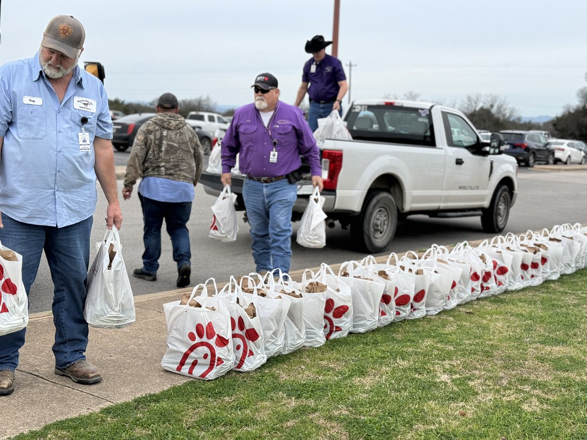 MarbleFallsISD's tweet photo. Today is the Rick Edwards Day of Service! Marble Falls ISD will be out all over the district completing service projects for our community. https://t.co/Jda8cV8sgN