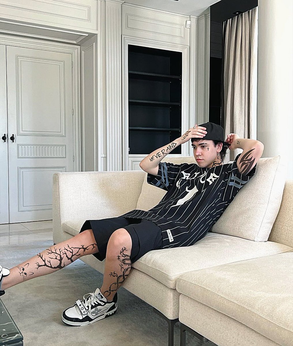 _gsipgrl's tweet photo. @SpreenDMC pero Spreen con tattoos 👀 https://t.co/Sp0BiP2BQr