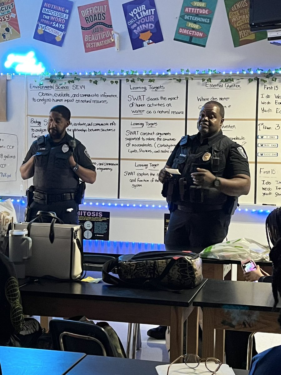 Thank you, Officers Chislom and Lewis, for speaking to senior SEC students and providing them some eye opening awareness as they prepare to enter the “real world”. @RonaldBMaxwell @JarvisAdamsEdu @LadyWoodhouse23 @FultonCoSchools @Franchesca_Warr @KimberlyRDove @GraceloveDr
