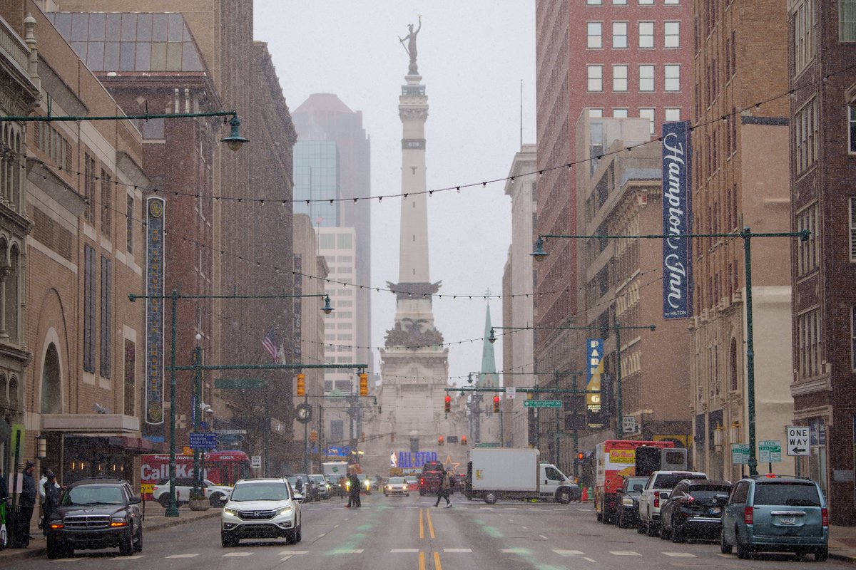 Snow is falling in downtown Indianapolis. #NBAAllStar #AllStarWeekend, image size:1200x800
