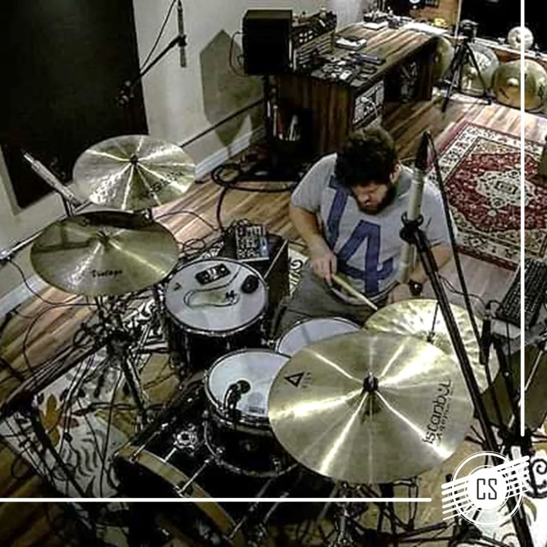 cleysouzarj's tweet photo. PRODUZINDO 

Mais um amigo para compartilhar música e fé: Renan Martins.

Gravamos seis faixas de bateria acústica para um novo projeto que estou produzindo para um grande cantor católico do RJ. 

Que pancada essa pegada, amigo! Deus o abençoe muito!

#ProdutorMusical #Arranjador https://t.co/4c9nMIzd0H