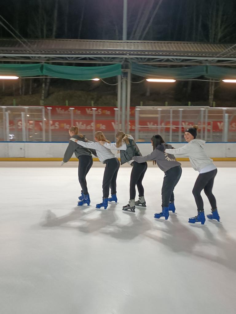 StMarysMenston's tweet photo. Some pics from ice skating last night ⛸️ ❄️ #SMMSki #Folgarida #MaxSki https://t.co/XHFnMw3cvt