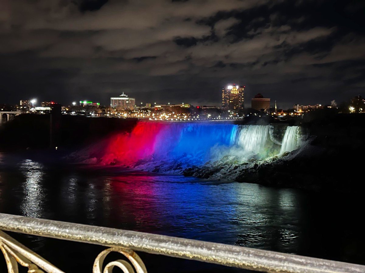 Today, the statue of renowned Serb inventor and scientist, Nikola Tesla, overlooks Niagara Falls coloured in red, blue, and white on the occasion of Serbia’s National Statehood Day. 🇷🇸🇨🇦