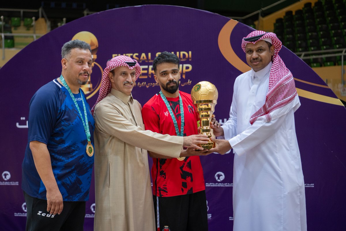 saudiFF's tweet photo. عضو مجلس إدارة الاتحاد السعودي نعيم البكر يتوج فريق الرياض بطلًا لكأس السوبر السعودي لكرة قدم الصالات بعد فوزه على الاتفاق 5-4
🔗- https://t.co/8zeG0EdTUp https://t.co/Iox8YZYBHl