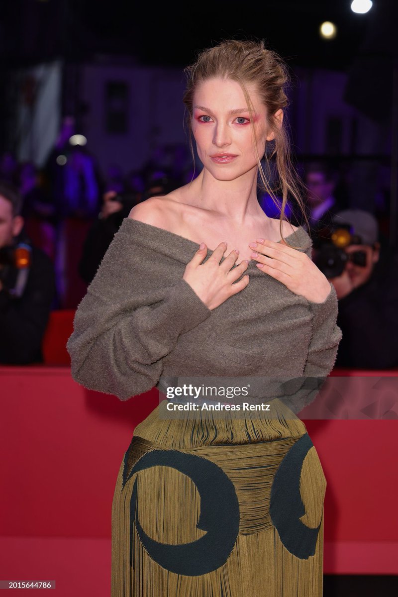 hz9896's tweet photo. Hunter Schafer wearing Maison Margiela SS24 couture at the Berlinale red carpet. 

She’s there to premiere her new movie Cuckoo. https://t.co/E9AiuhCFnP
