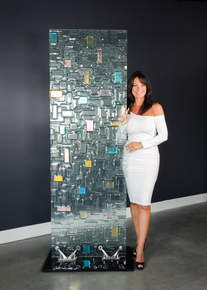 Nathan Allan's Creative Designer, MaryAnn M, with our Citadel Dichroic 📷📷
Textured #glasses
Applications: Balustrade, Cladding, Doors, Feature Walls, Lighting, Partitions, Walls
#glass #kilnformedglass #glasswall #hoteldesign #interiordesign #interiordesigners  #glasswalls