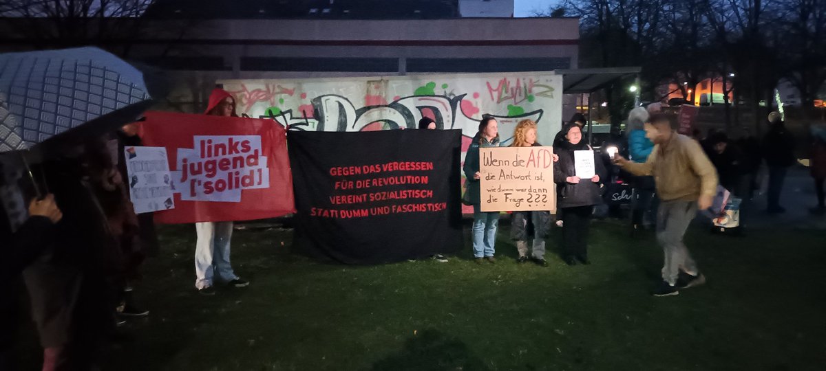 keineA44's tweet photo. @emendieren Die #BrandmauerGegenRechts steht heute in #Vellmar
#ZusammenGegenRechts
#fckafd https://t.co/o1OnQCgKKd