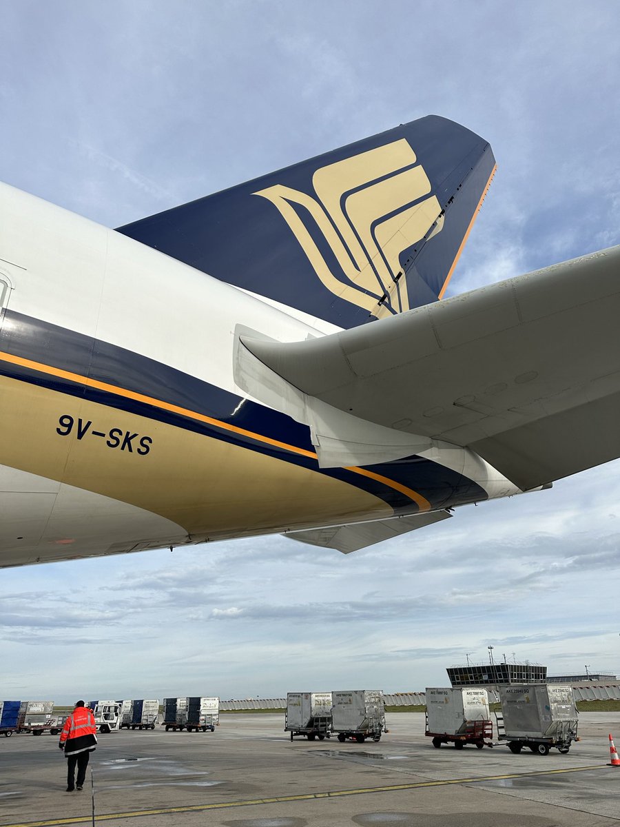 [Vidéo 📺] Visite de l’<a href="/Airbus/">Airbus</a> A380 <a href="/SingaporeAir/">Singapore Airlines</a> lors de son passage unique à <a href="/ParisAeroport/">Paris Aéroport</a> CDG ✨😍

• Visite du nouveau Salon <a href="/staralliance/">Star Alliance</a>
• Visite de la cabine A380 et des Suites
• Tour avion extérieur
• Décollage en bord de piste

👇👇👇
youtu.be/QdqW3opZMkU?si…