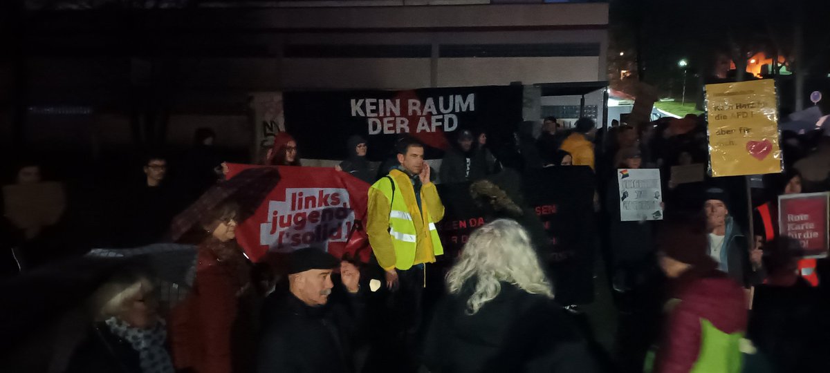 keineA44's tweet photo. @emendieren Die #BrandmauerGegenRechts steht heute in #Vellmar
#ZusammenGegenRechts
#fckafd https://t.co/o1OnQCgKKd