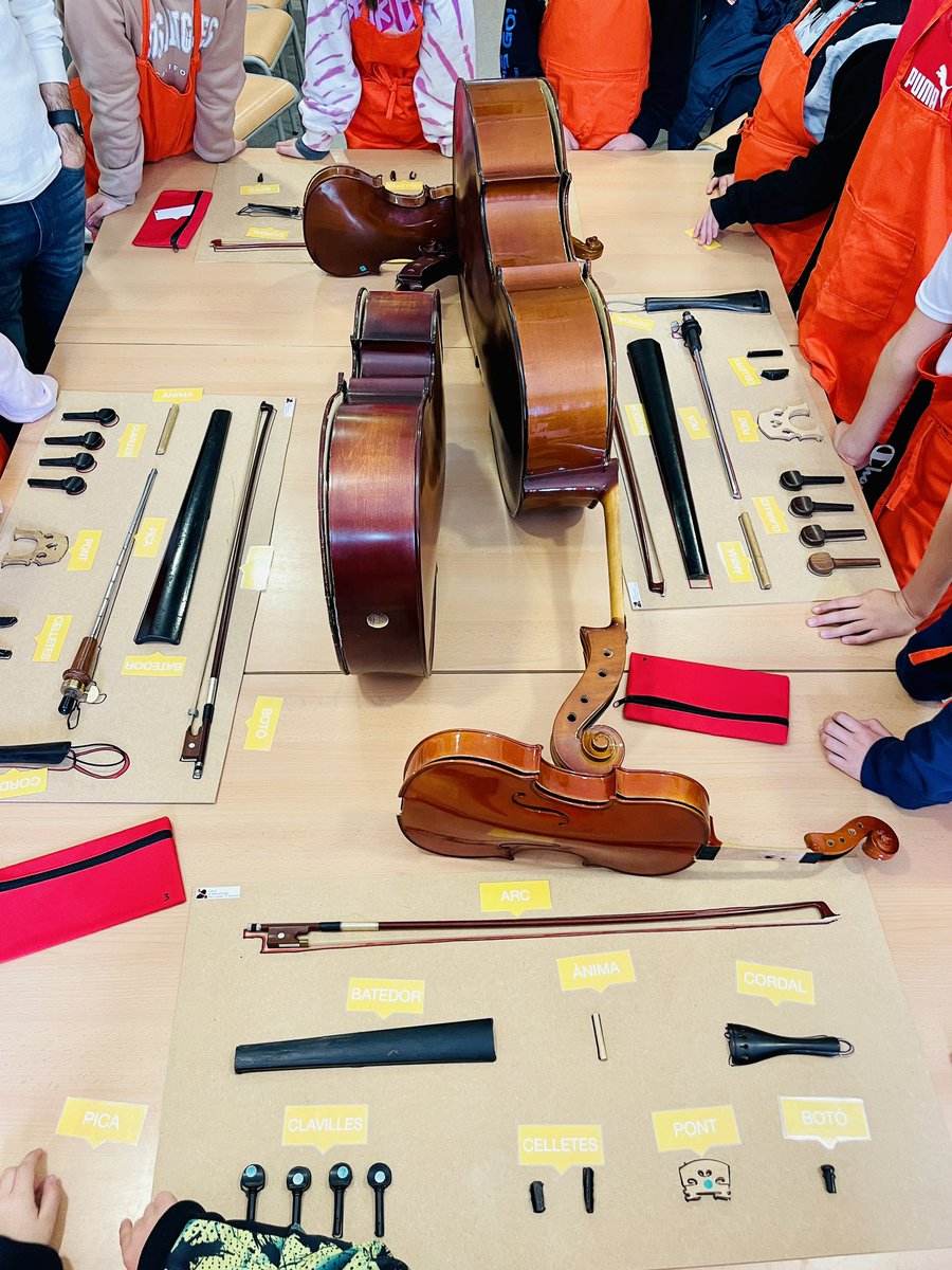 fragosusmarkus's tweet photo. Tercer dia al @cdapaucasals amb els de 4t de @escolacamins Avui ens iniciem en el món dels Luthiers arribant a l’ànima dels instruments. Gaudim també aprenent amb en Joan i el seu violoncel. La narració musicada d’en Josep ens ha fet despertar la música #somprojecte #somCamins https://t.co/eK7Xp3ZgNi