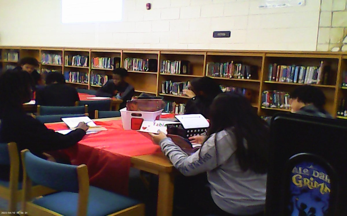 Toshtoo's tweet photo. Speed dating with a book, it was the perfect way to spend Valentine's Week!@ArmsJags @ELA_HCS https://t.co/UjIlJzYZq7