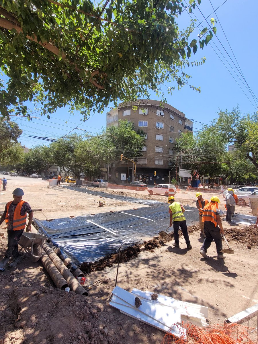 Hoy la empresa contratista terminó con el hormigonado de media calzada de Vicente Zapata y San Juan, la que quedará habilitada para el próximo viernes 23 de febrero. Luego se procederá a terminar con la segunda etapa de este cruce. @AguasMendocinas @ciudaddemendoza