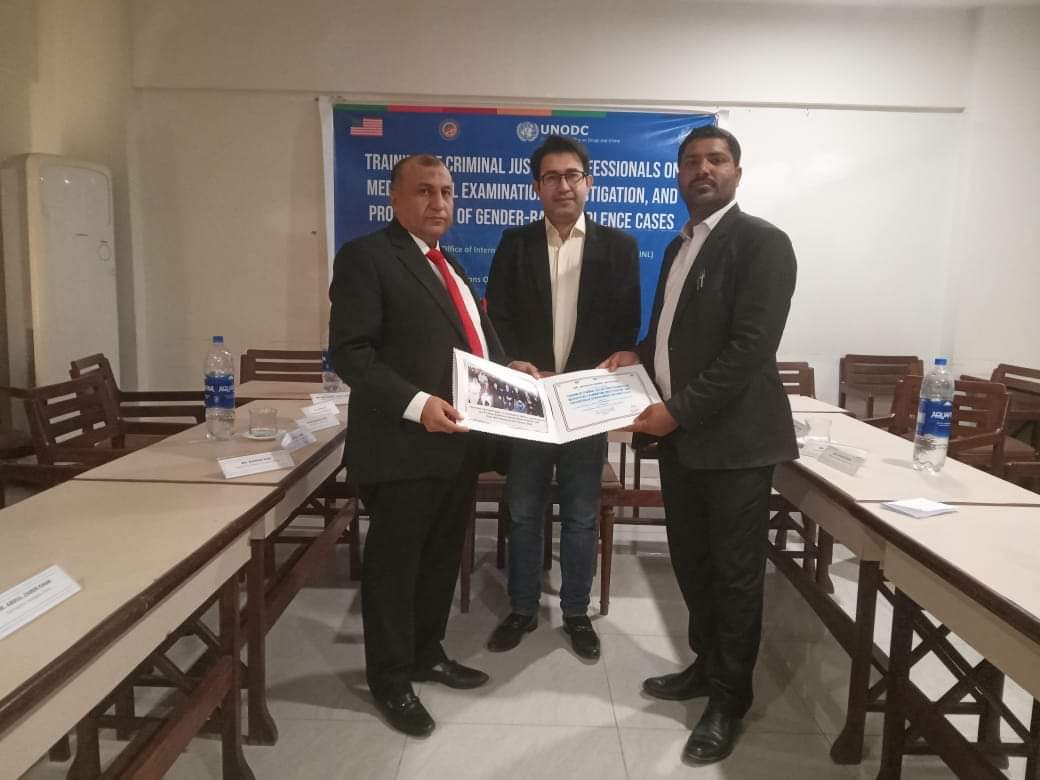 lrfpk's tweet photo. CEO @lrfpk @MalikTahirIqba9 Adv, and Baitullah Khan UNODC Pakistan presenting certificates to participants after completing 3-days joint training workshop of Lawyers, Police, MLOs on Prosecution, Investigation and Medico Legal Examination. https://t.co/6wcqO3Guyt