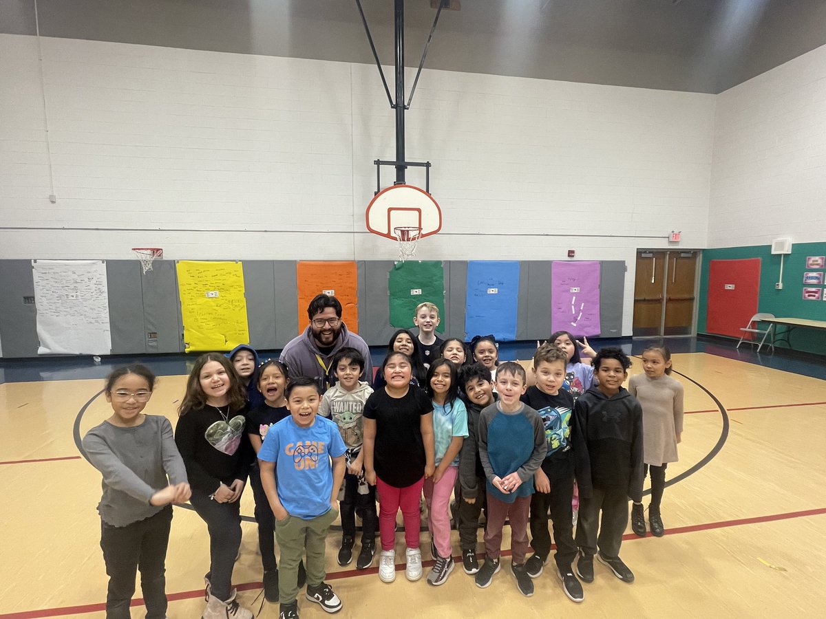 BoPhillips10's tweet photo. Todays #ProjectCLAWS guest was @_casitas__ whose been a Bus Driver for @CCSD59 in the past as well as former student of @D59SaltCreek Cristian has been a great community leader connecting with students and goes above & beyond to build relationships with our Ss. TY for coming in https://t.co/GG3fU2ZtJf