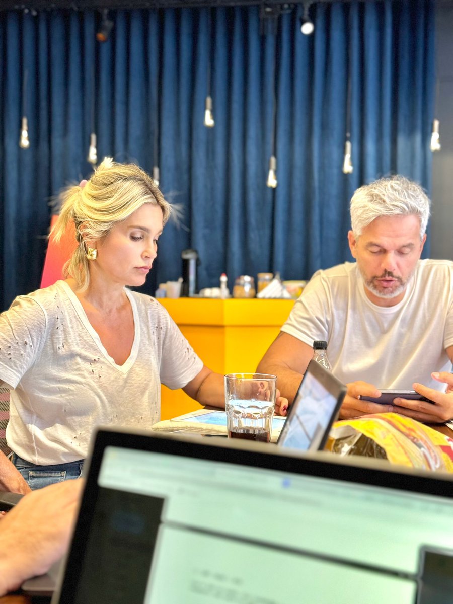 FlaviaAleReal's tweet photo. Lendo roteiros, finalizando projetos, concentradíssimos… Vem coisa boa por aí! Aguardem 😊#Otalab @otaviano https://t.co/atF1M3jO1r