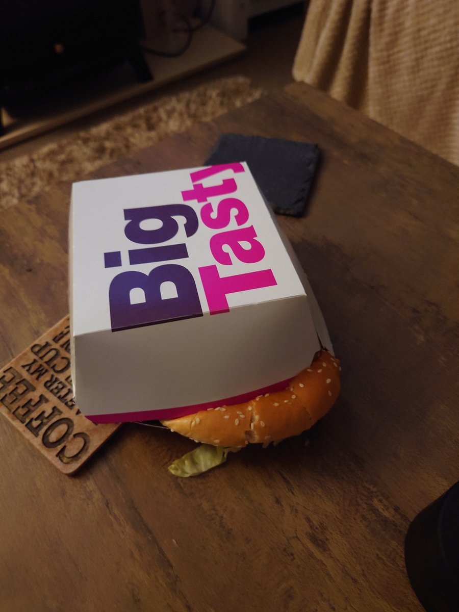 chubbygorilla8's tweet photo. @McDonaldsUK imagine hiring staff that literally can't even pack a burger into a box. Old cold fries to accompany. Love it when maccys ruins tea 🙄 
Big up that mcspicy x Frank's though. Be lovely if that wasn't cold as well. 👍 https://t.co/q1EsUzXiit