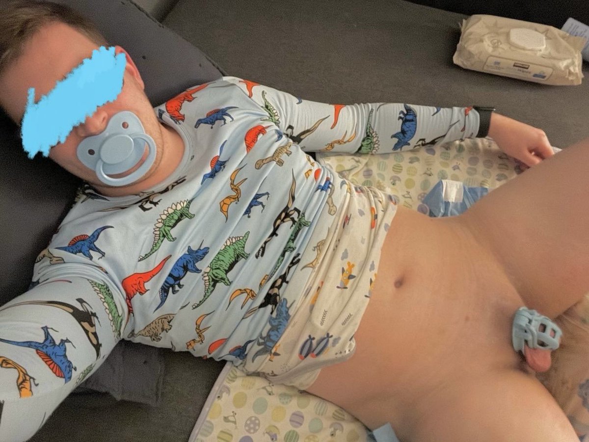 Daddys_boy47's tweet photo. I swear this diaper changing stuff is like rocket science… a little help please? 👉👈 https://t.co/TSF8NdpoiJ