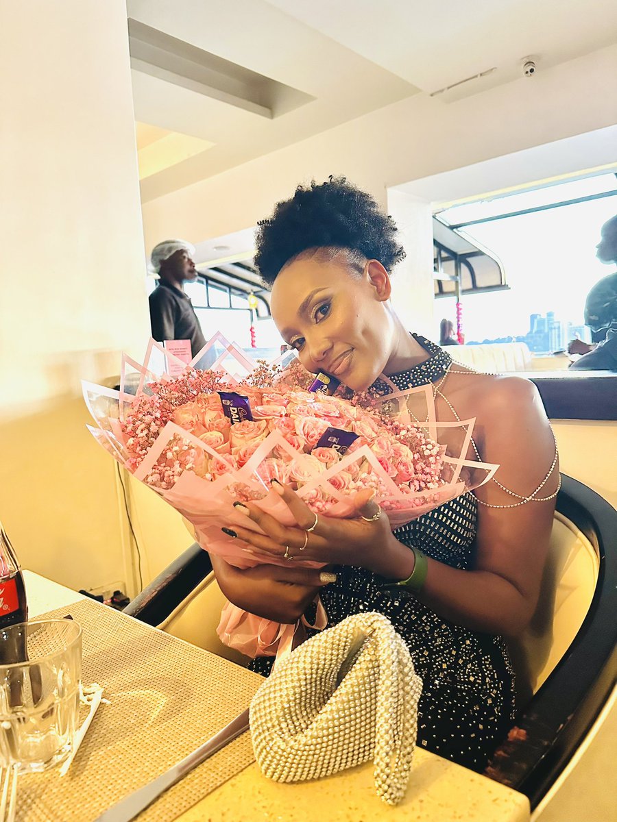 Still enjoying my bd🥰🤗
Thank you <a href="/Flowercafe_ug/">FlowerCafe ug 🌺💐</a> for these beautiful roses🥰🥰🤗🤗🤗 they are so beautiful