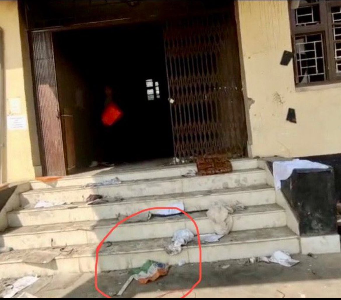 Paari_Athouba's tweet photo. Let the intelligent humans decide for themselves on the flag matter arising from yesterday's unruly mob in the Kuki-occupied Churachandpur district of Manipur Valley.
@AmitShah @PMOIndia @narendramodi @official_dgar @manipur_police @NBirenSingh @IndiaTodayNE @ndtv @PTI_News @ANI https://t.co/FlCV6KEgTs