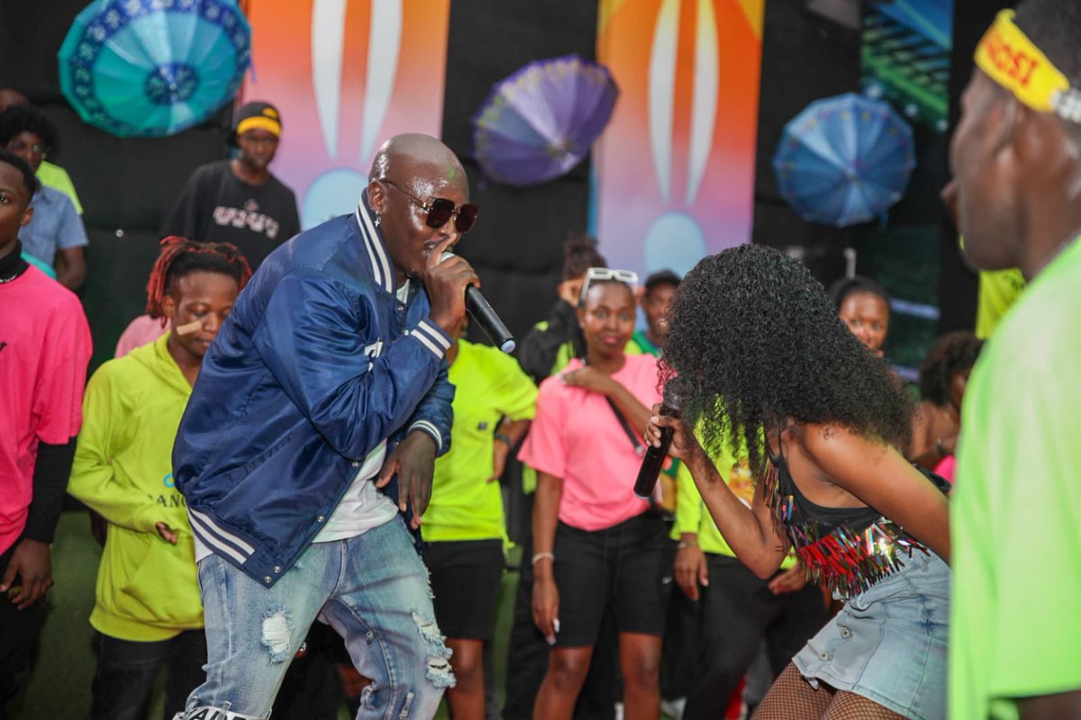 imkevinmatekwa's tweet photo. #10Over10 it's Fridaaaaay you know how it goes dow ?

@citizentvkenya

right on #10over10 hosted by 

@azeezah_h

&amp; the mega hypeman 

@gudah_man

#azeezah #Gudahman
#10over10 https://t.co/Ia1gF8sebc