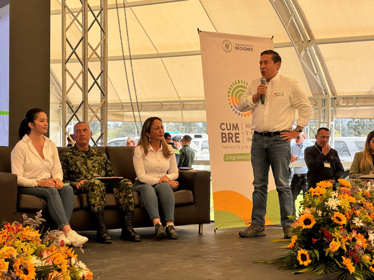 Ejercito_Div5's tweet photo. En Chiquinquirá #Boyacá en la cumbre de alcaldesas y alcaldes de @GobBoyaca @CarlosAmayaR #Cdte #PrimeraBrigada expone los objetivos estratégicos del #PlanAyacucho que contempla el cumplimiento a la Misión Constitucional en #Boyacá
#PatriaHonorLealtad https://t.co/HBZmrRYRTL
