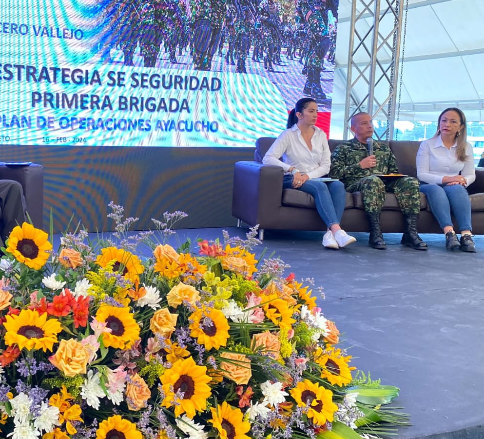 Ejercito_Div5's tweet photo. En Chiquinquirá #Boyacá en la cumbre de alcaldesas y alcaldes de @GobBoyaca @CarlosAmayaR #Cdte #PrimeraBrigada expone los objetivos estratégicos del #PlanAyacucho que contempla el cumplimiento a la Misión Constitucional en #Boyacá
#PatriaHonorLealtad https://t.co/HBZmrRYRTL