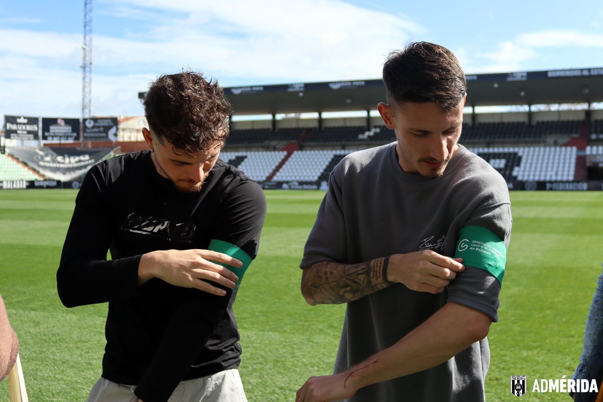 Merida_AD's tweet photo. 💚 Mañana en el #MéridaCastellón volveremos a jugar con el brazalete verde para apoyar la lucha contra el cáncer @ContraCancerBAD 

👋🏽 ¡Amigos del @cdcastellon! ¿Os unís a esta bonita iniciativa? https://t.co/kVf5LZhwqa