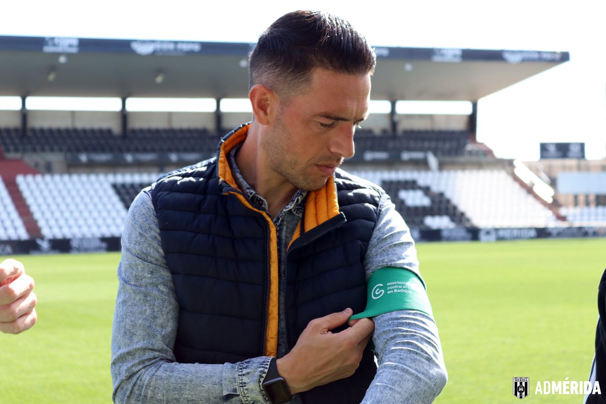 Merida_AD's tweet photo. 💚 Mañana en el #MéridaCastellón volveremos a jugar con el brazalete verde para apoyar la lucha contra el cáncer @ContraCancerBAD 

👋🏽 ¡Amigos del @cdcastellon! ¿Os unís a esta bonita iniciativa? https://t.co/kVf5LZhwqa