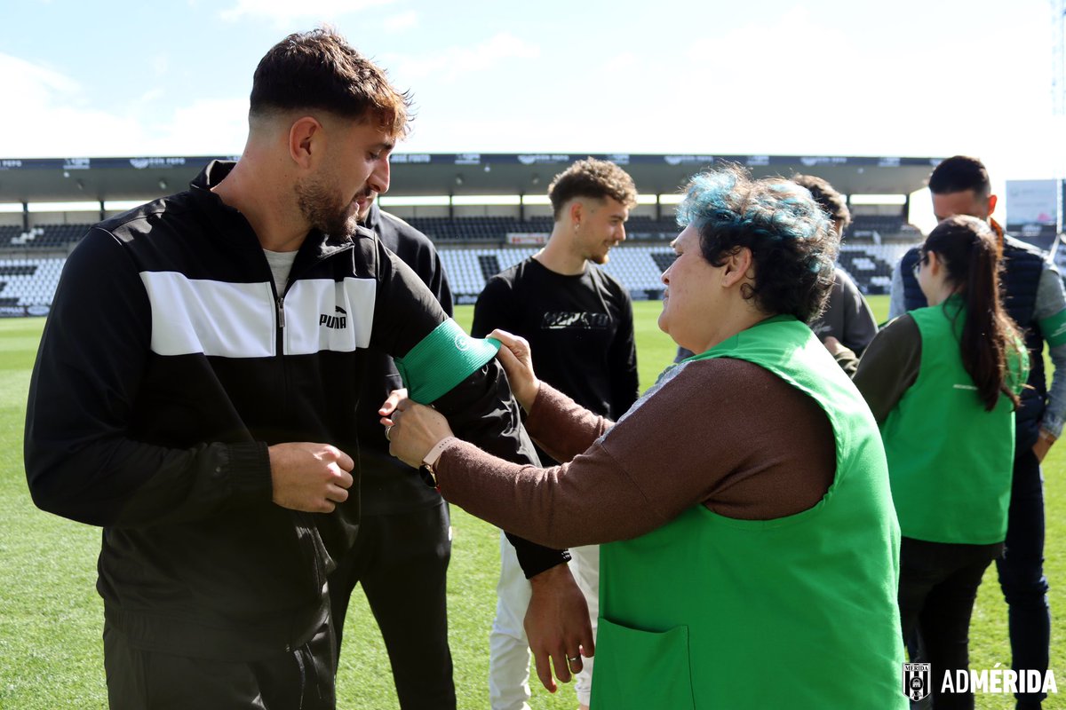 Merida_AD's tweet photo. 💚 Mañana en el #MéridaCastellón volveremos a jugar con el brazalete verde para apoyar la lucha contra el cáncer @ContraCancerBAD 

👋🏽 ¡Amigos del @cdcastellon! ¿Os unís a esta bonita iniciativa? https://t.co/kVf5LZhwqa