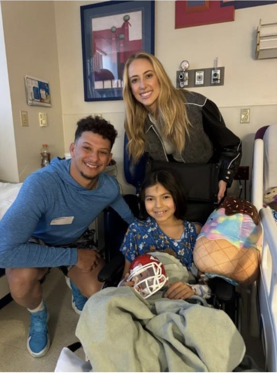 #KCSTRONG Below are photos of Patrick & Brittany Mahomes - after visiting with two of the shooting victims. An 8&10 year-old shot while celebrating their hometown team.

The family tells us both are ok but have a long road to recovery. @fox4kc