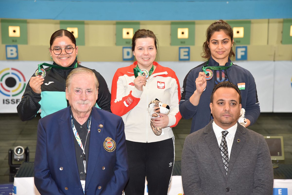 rfedeto's tweet photo. FINAL 10M PISTOLA AIRE FEMENINO  
🥇 Klaudia Bres (POL) 🇵🇱 
🥈 Andrea Victoria Ibarrada (MEX) 🇲🇽 
🥉 Manu Bhaker (IND) 🇮🇳
📸/ @danielfeitofotografo y Jesús Careaga

#rfedeto #tirolimpico #IssfGranada #CopaDelMundo10m https://t.co/2ttqepUuMC