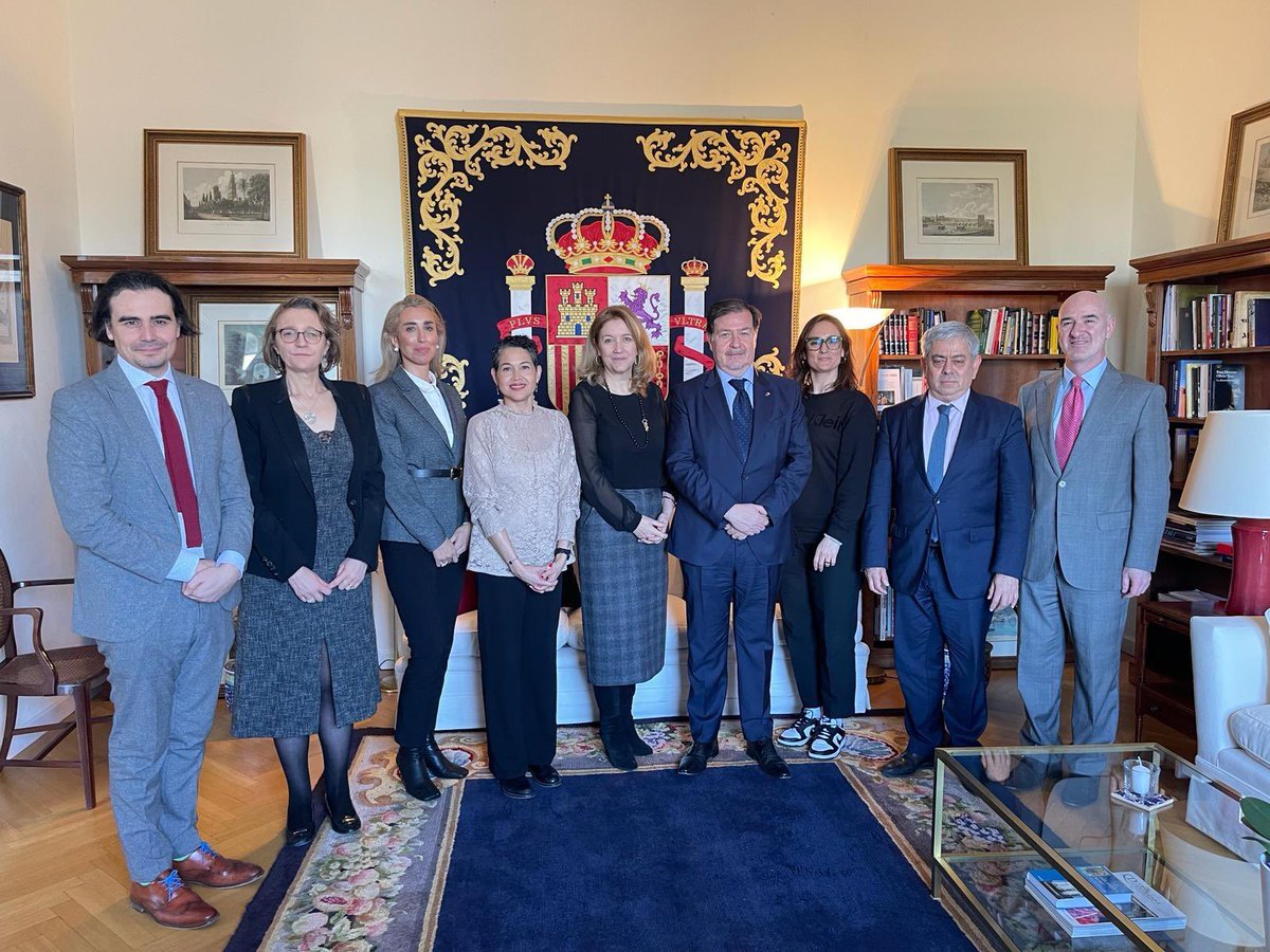 We continue working on gender equality and gender mainstreaming. 🇨🇱- 🇪🇸 and 🇸🇻co-chair the Group of Friends of Women in Nuclear, and today we met with the executive board of @WiNIAEAChapter. Once again, we express Chile's willingness to continue making progress on this matter.