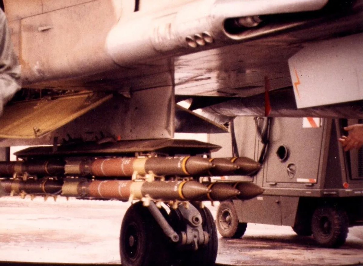 TheatrumBelli's tweet photo. 16 février 1986 : raid aérien français sur Ouadi Doum (conflit tchado-libyen).
https://t.co/qzzEGezIwB
@Armee_de_lair
#Tchad #Libye #BAP100 #Jaguar #MirageF1 https://t.co/lCMh7f1P56
