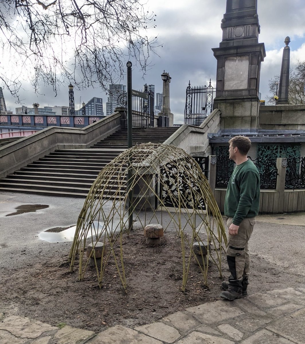 wazzo_m's tweet photo. #Idverde gardeners making a good job of renewing the willow house in the children’s playground at #VictoriaTowerGardens @theroyalparks @ThorneyIslandSo @TRPGuild7 @idverdeUK photo:VJoyner https://t.co/i054XheVgN