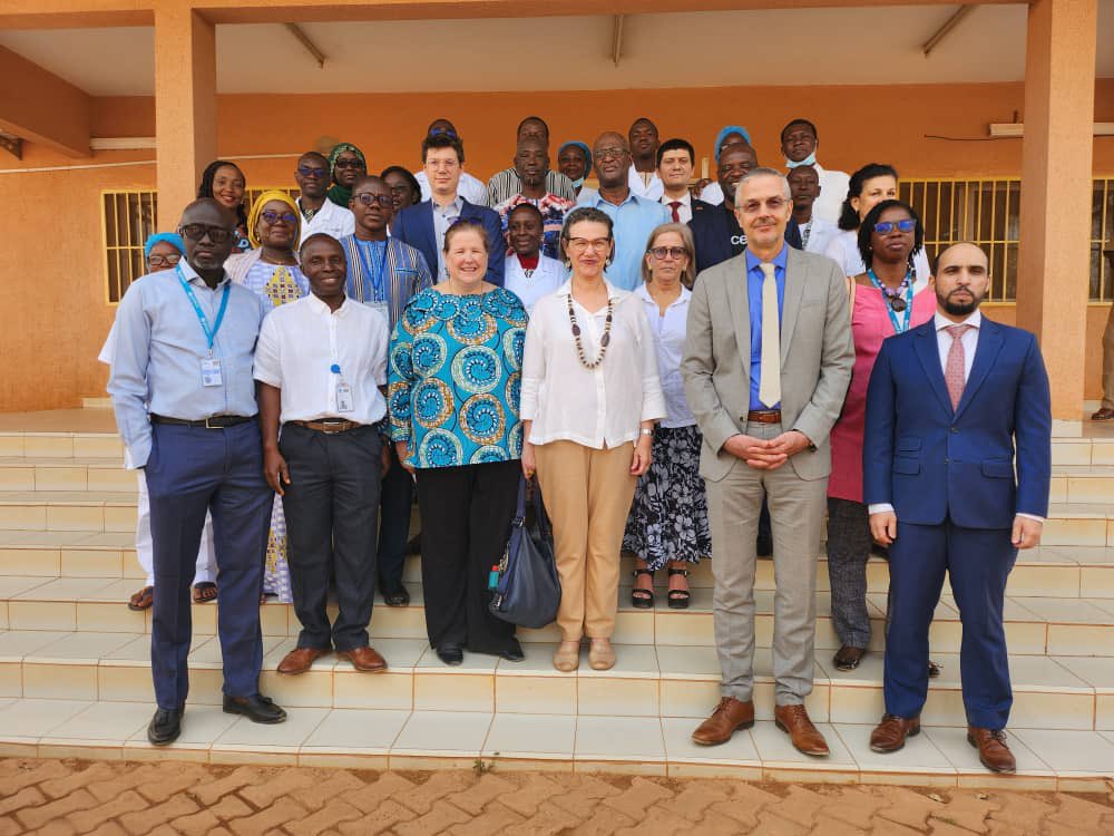 UNICEF_Burkina's tweet photo. Les Amis des enfants du Faso #GAEF ont visité la cellule de soins maternels Kangourou, l'unité de néonatalogie & l'unité de production d'oxygène du CHU Charles de Gaulle.
#UNICEFTHX
#Bresil
#Canada
#Cuba
#France
#Saudi
#Turquie
#UE https://t.co/heJjDNsXwZ