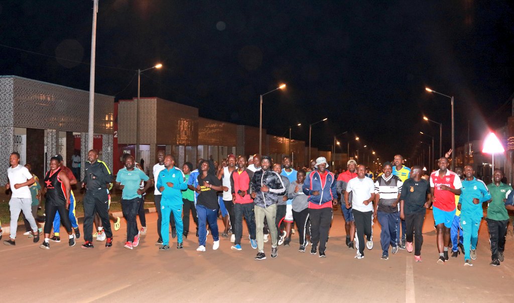 RwamaganaDistr's tweet photo. Kuri uyu mugoroba Umuyobozi w'Akarere @RadjabM n'abandi bayobozi mu nzego zitandukanye bifatanyije n'abatuye Umujyi wa #Rwamagana muri siporo rusange ya buri mugoroba wa gatanu, izwi nka #RwamaganaNightRun ,hagamijwe gukomeza kubungabunga ubuzima bwiza hifashishijwe siporo, https://t.co/Ljc91FQXkn
